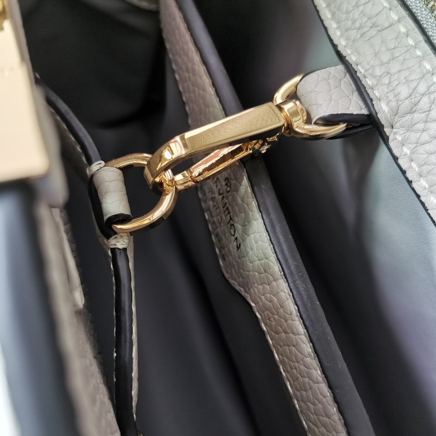 EI - Top Handbags LUV 244