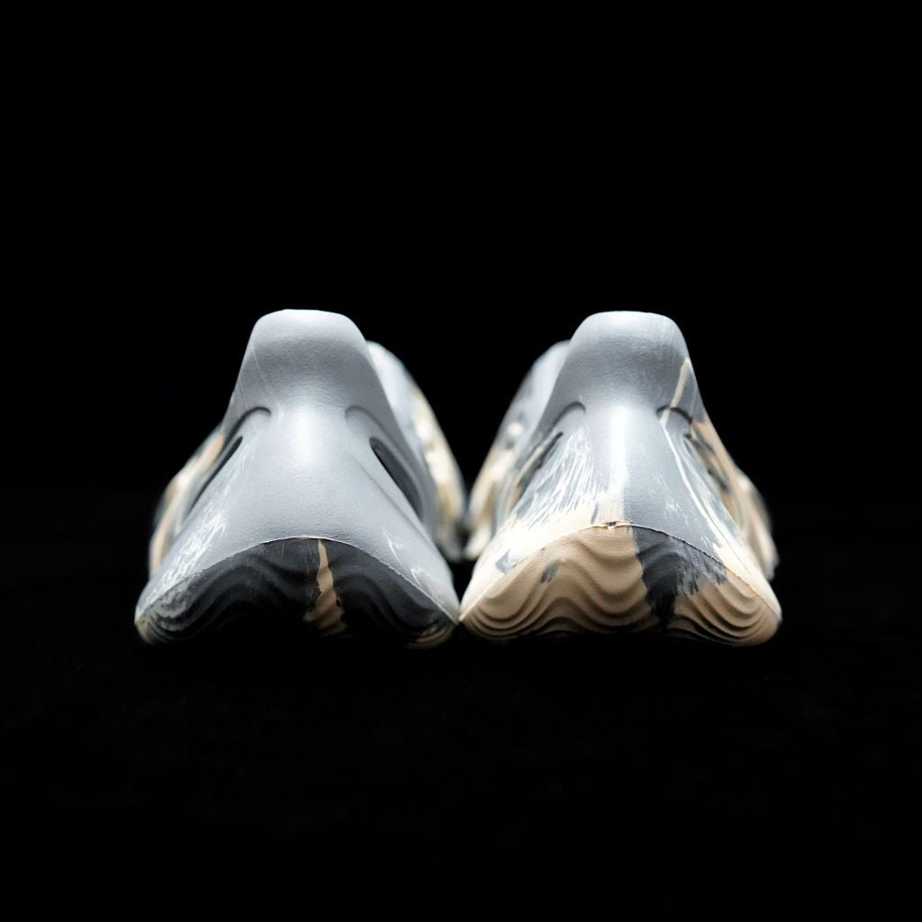 EI -Yzy Foam Runner Clog Grey CaCE Sneaker